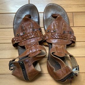 Adjustable gladiator sandals with zipper and braided details